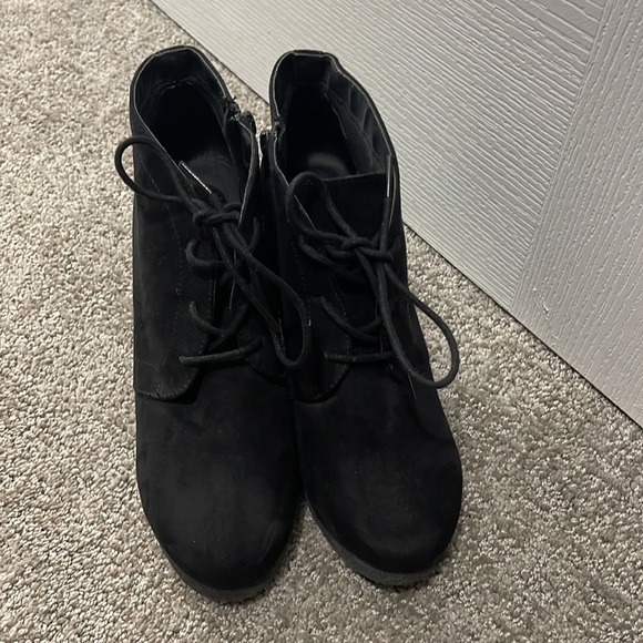 Merona Women’s Black Faux Suede Booties. Size 9 - Picture 3 of 4